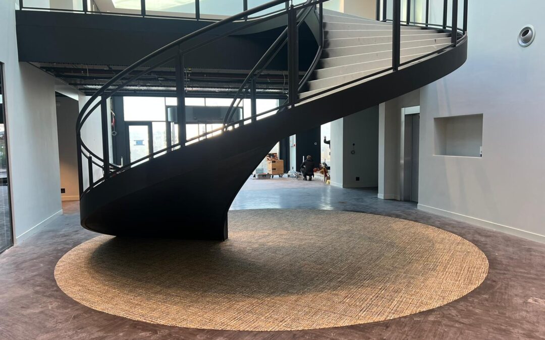 Maatwerk visgraat Loose Lay Lvt/Pvc & Tapijttegel in variaties van patronen en in de ronding vd trap in een open ruimte project