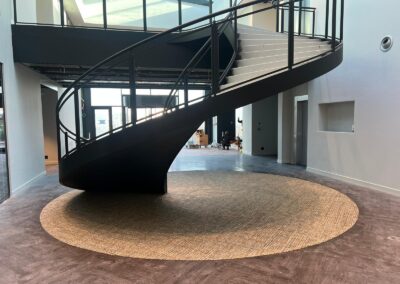 Maatwerk visgraat Loose Lay Lvt/Pvc & Tapijttegel in variaties van patronen en in de ronding vd trap in een open ruimte project