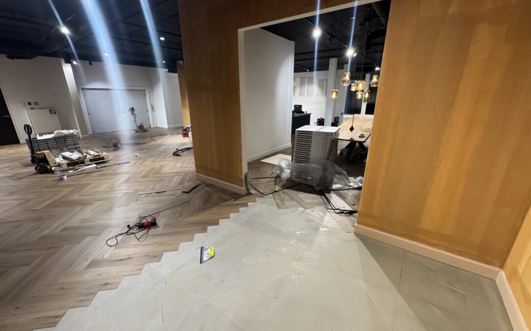 Showroom met een LVT visgraat vloer project
