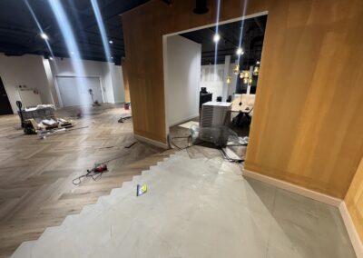 Showroom met een LVT visgraat vloer project
